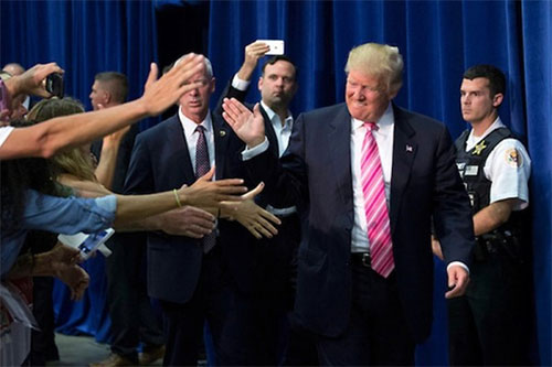 Donald Trump pide el cierre de la “corrupta” Fundación Clinton